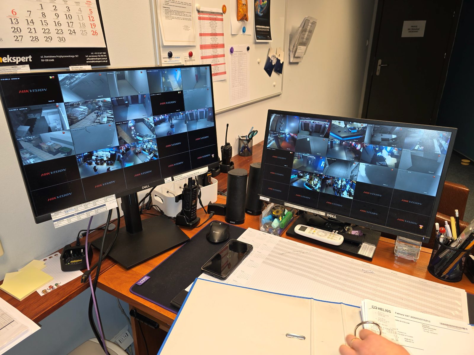 Stanowisko monitoringu CCTV Szczecin — dual-screen, podgląd live 24/7